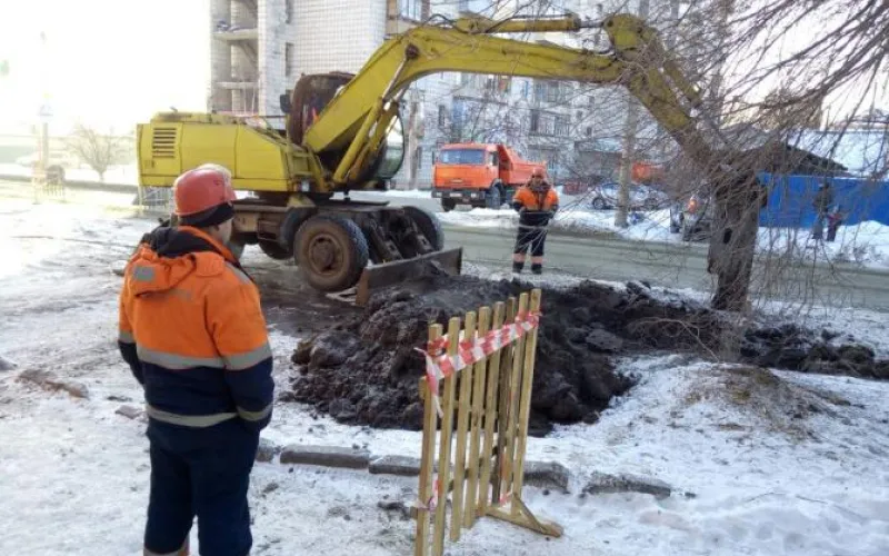 Фото: тяжёлая техника устраняет последствия прорыва трубы на улице Советской Армии