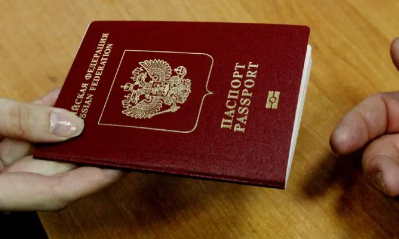 Новый загранпаспорт с биометрическим чипом подорожал в России