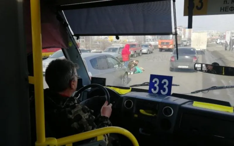 Автомобиль сбил человека в Барнауле 