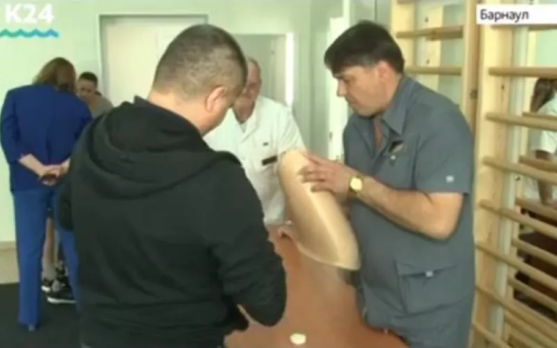 Инновационный протез ног, которым можно управлять со смартфона, привезли в Алтайский край