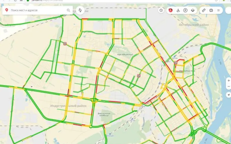 Из-за коммунальной аварии в Барнауле автомобилисты стоят в восьмибалльных пробках