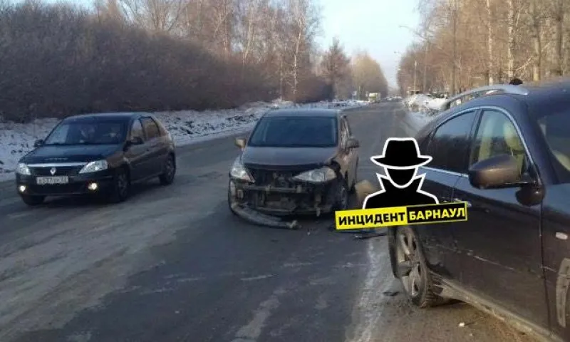 Двойное ДТП: автомобиль Infiniti врезался в столб после столкновения с легковушкой в Барнауле