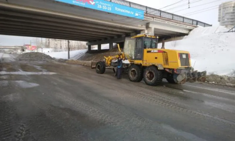 Фото: дорожные службы устраняют последствия прорыва на улице Малахова в Барнауле