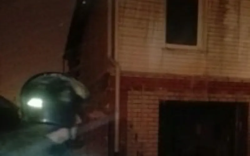 Пожарные в Барнауле почти час тушили пожар и предотвратили взрыв 