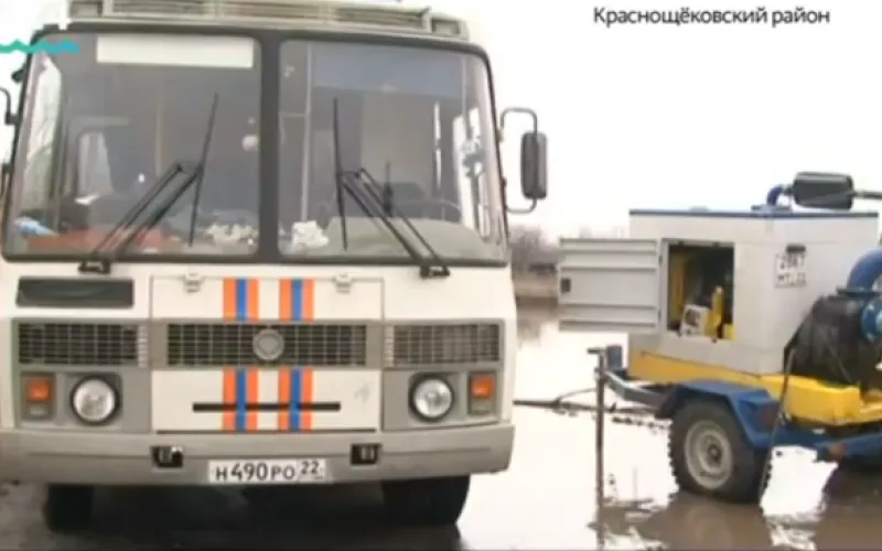 Сотрудники МЧС устраняют последствия паводка в Краснощековском районе