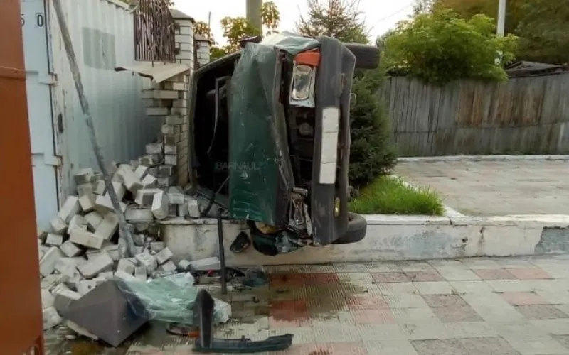 Жесткое ДТП: автомобиль разбился об забор в Барнауле