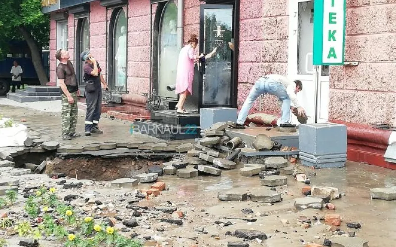 Серьезный прорыв водопровода произошел в самом центре Барнаула