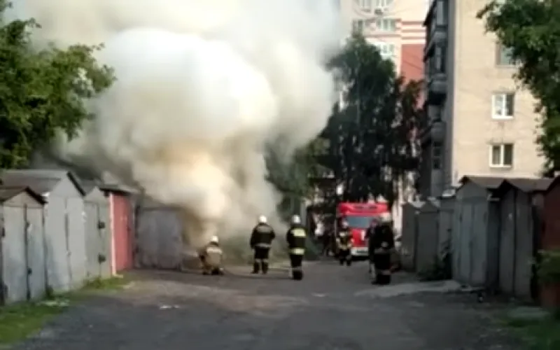 Неизвестные подожгли гараж в центре Барнаула