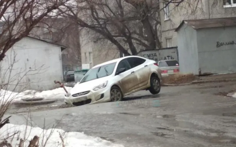 Автомобиль провалился в дорожную яму в Барнауле