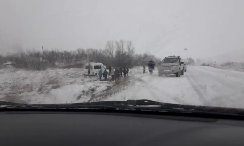 Пассажирский автобус слетел в кювет на алтайской трассе