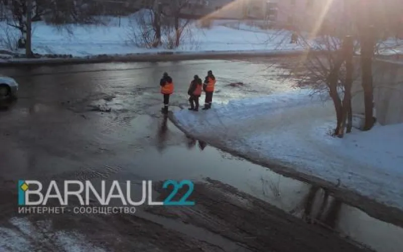 Посреди дороги «забил гейзер»: коммунальная авария в Барнауле 