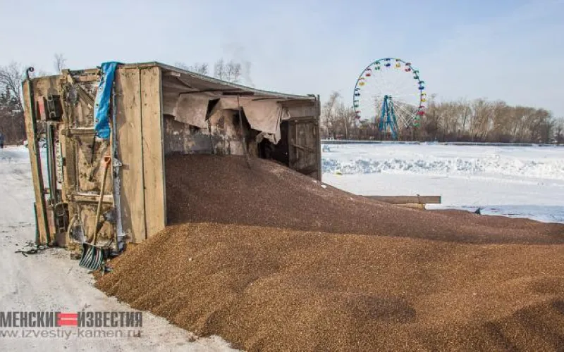 Машина с гречкой перевернулась на алтайской трассе 