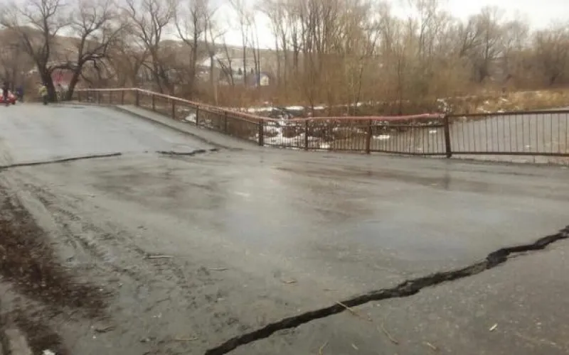 Центральный мост в селе Алтайское рухнул под напором реки