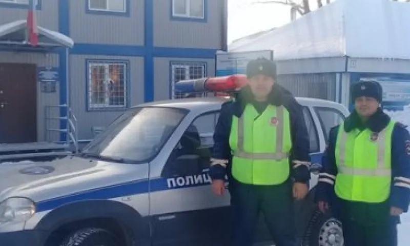 Сотрудники ГИБДД не дали замёрзнуть семье на алтайской трассе