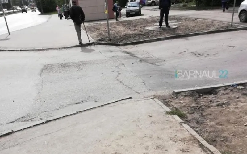 Асфальт провалился на перекрестке в Барнауле