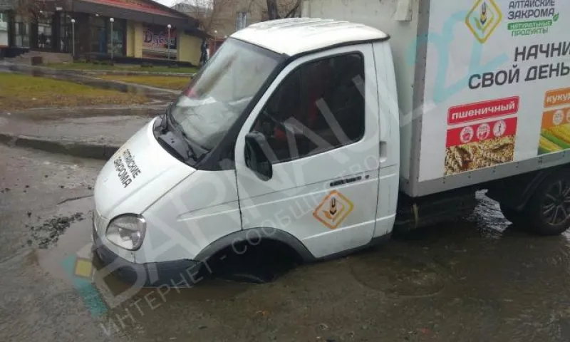Несколько автомобилей провалились в яму на дороге в Барнауле