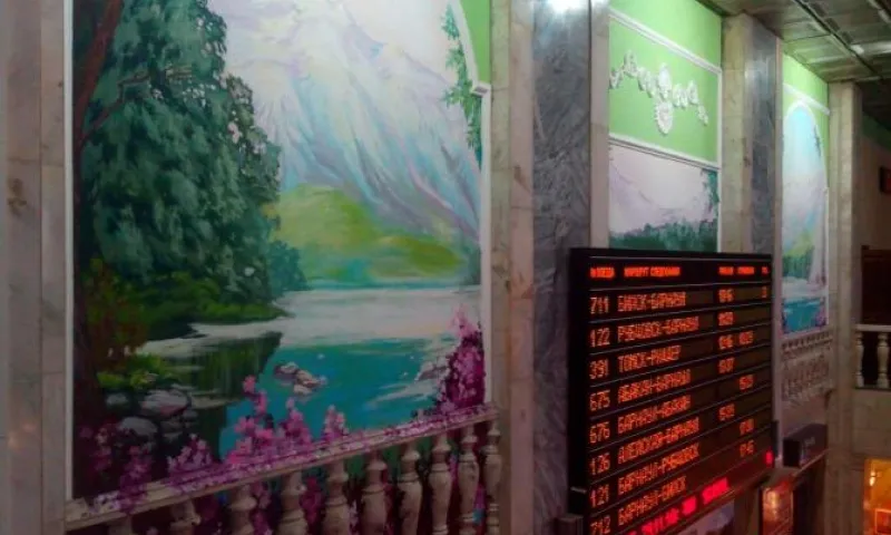 Художники украсили внутренние стены вокзала Барнаула