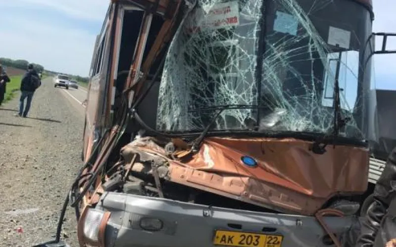Пассажирский автобус попал в ДТП на алтайской трассе 