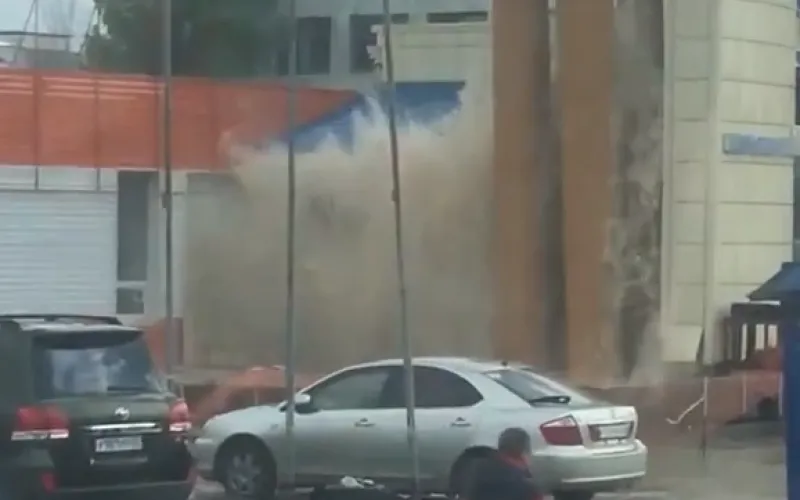 Коммунальный «водопад»: прорыв водопровода произошел в Барнауле