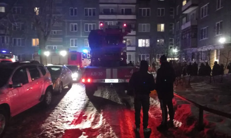 Пожарные спасли из горящего дома в Барнауле трёх человек