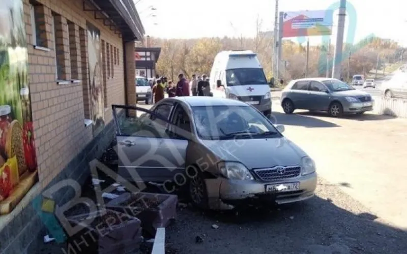 Автомобиль вылетел на тротуар и сбил мужчину на остановке в Барнауле