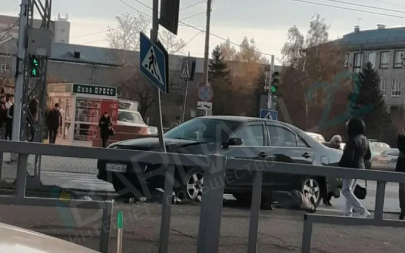 Автомобиль влетел в столб в центре Барнаула