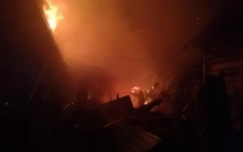 Частный дом в Новоалтайске тушили 4 пожарные машины 