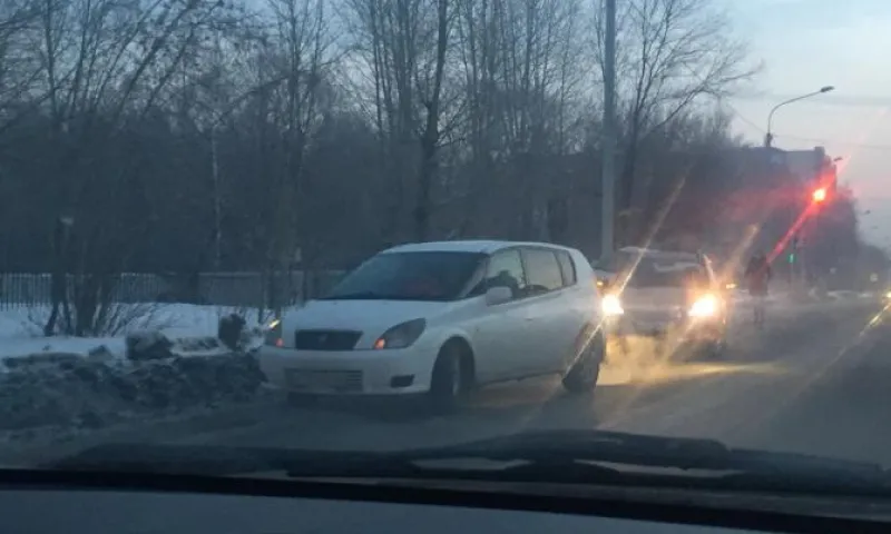 Фото: три автомобиля столкнулись в Барнауле
