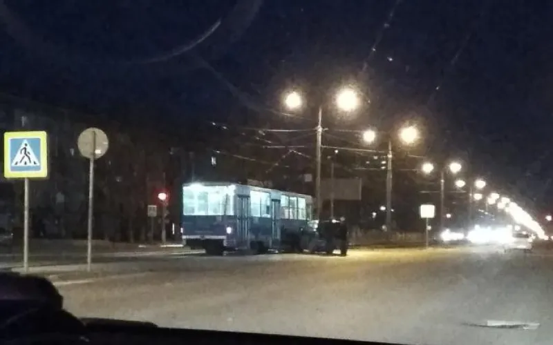 Легковушка врезалась в трамвай в Барнауле