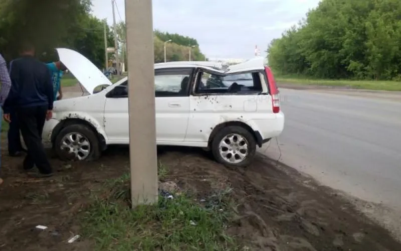 Автомобиль перевернулся после удара о столб в Барнауле