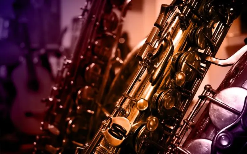 Саксофон и флейта: уличный музыкант играет для барнаульцев