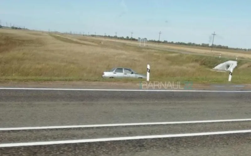 Автомобиль слетел в кювет на рубцовской трассе