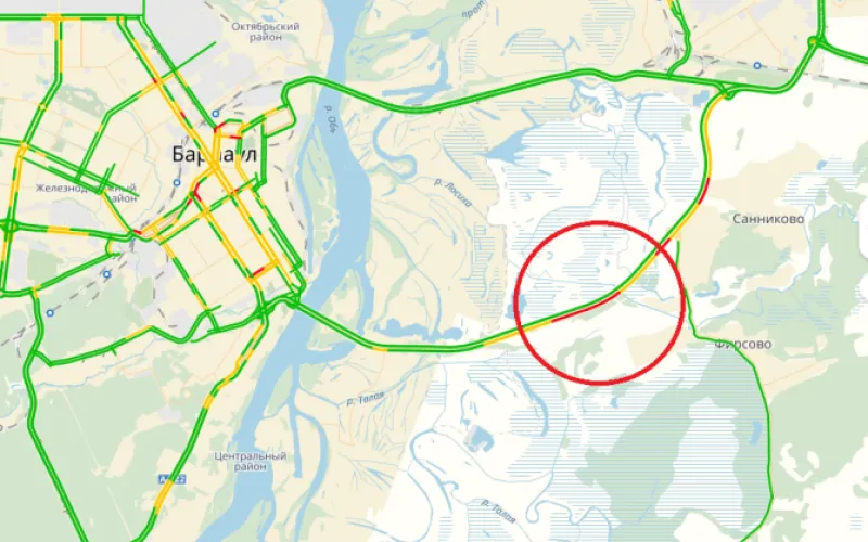 Пробка длиной четыре километра собралась за Новым мостом в Барнауле
