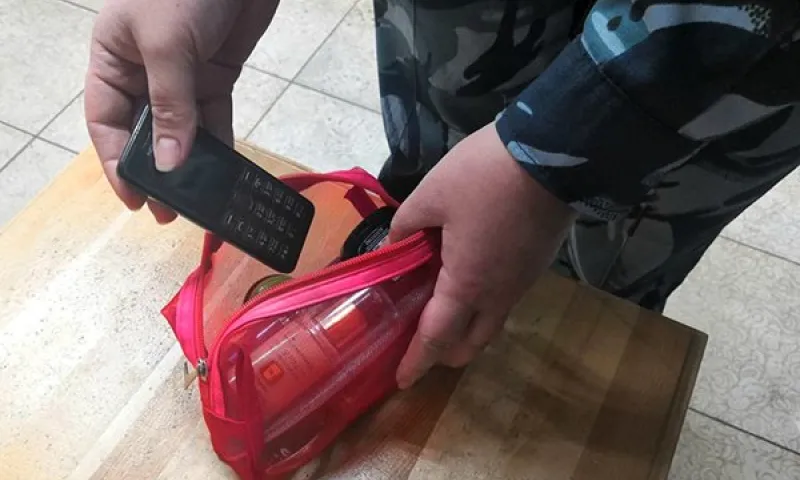 Женщина пыталась пронести запрещенный предмет в косметичке в колонию Алтайского края