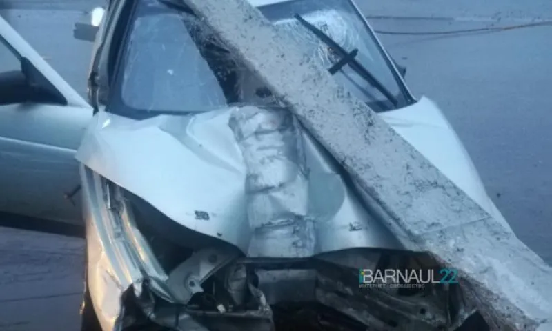 Водитель сбил электроопору в Барнауле