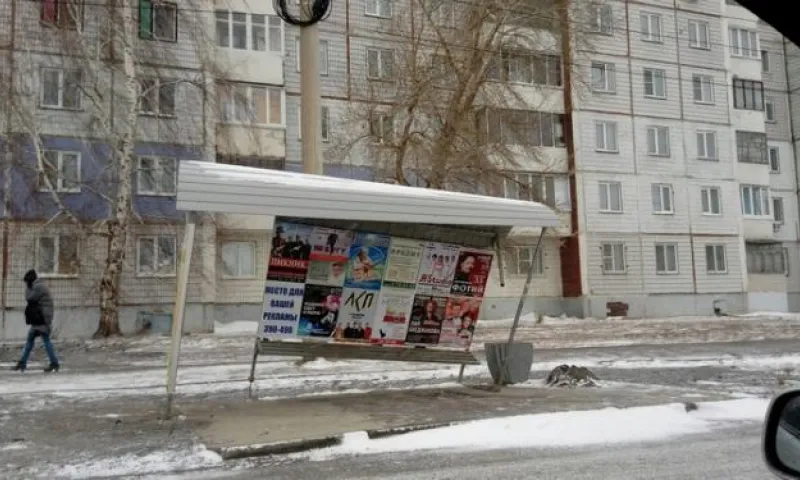 Автобусная остановка может упасть в Барнауле