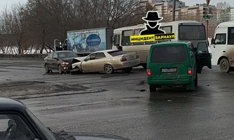 Массовое ДТП произошло на перекрестке в Барнауле