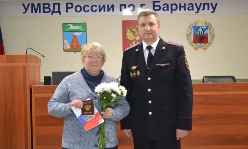 Жительнице ДНР вручили паспорт гражданина России в Алтайском крае