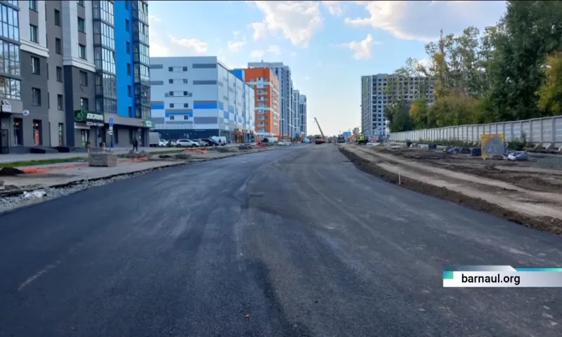 Дорожники начали укладывать асфальт на улице 280-летия Барнаула