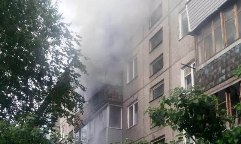 Пожарные спасли 18 человек во время пожара в Барнауле