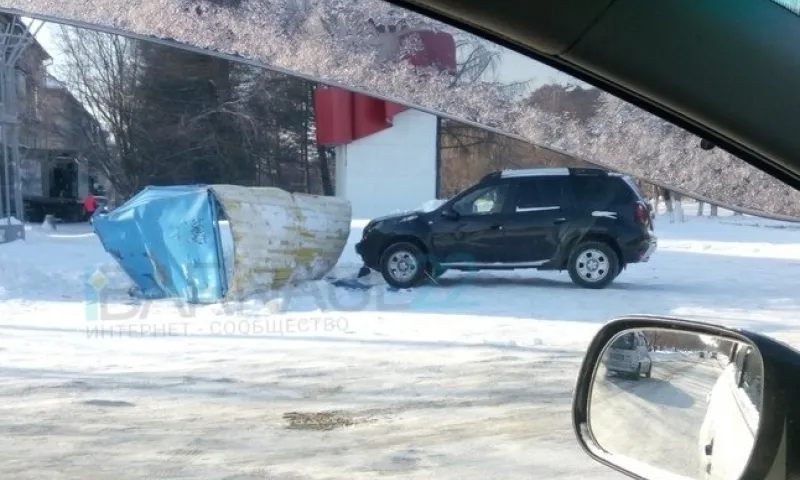 Автомобиль протаранил остановку в поселке Южном в Барнауле