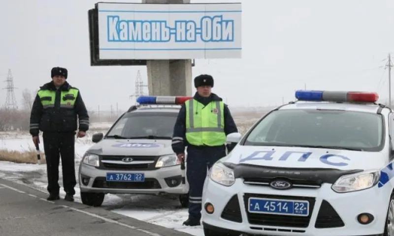 Полицейские помогли замерзающему на трассе водителю грузовика в Алтайском крае