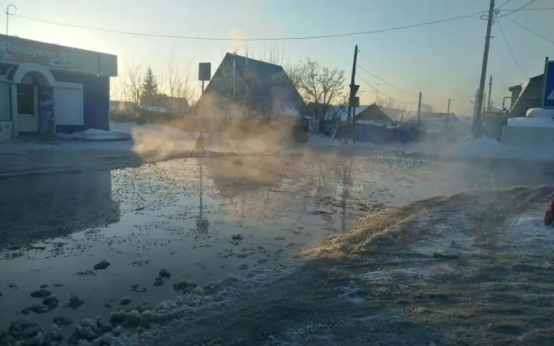 Прорыв водопровода на улице 42 Краснознаменной Бригады в Барнауле ликвидирован