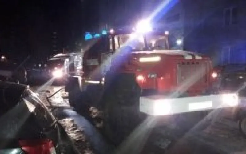 Автомобиль в Барнауле тушили 4 пожарные машины 