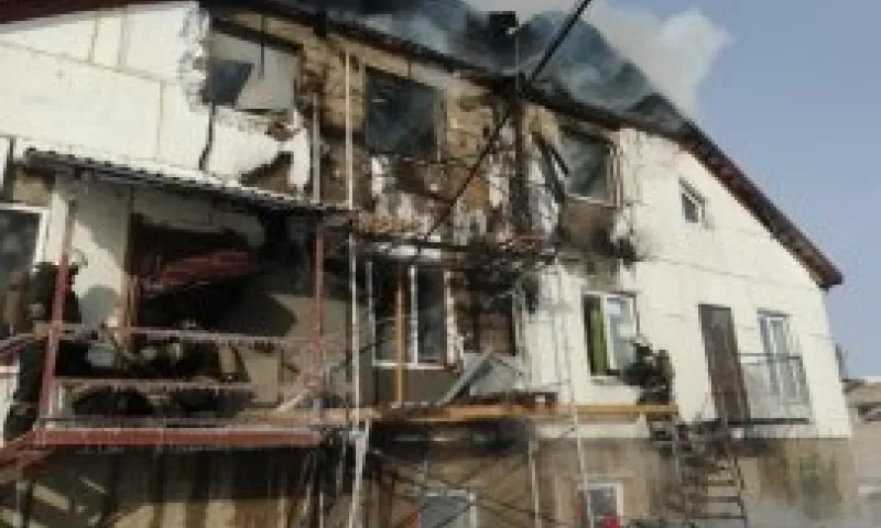 Жилой дом тушили 33 человека в Барнауле