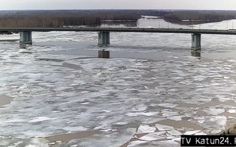 Веб-камеры К24: огромные льдины появились на Оби 