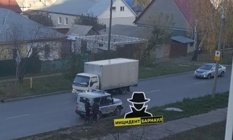 Нетрезвый мужчина устроил дебош на дороге в Барнауле
