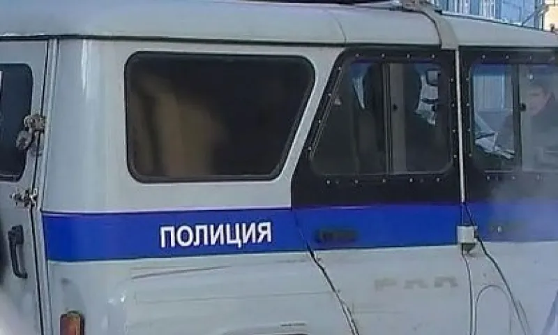 Полицейский пытался скормить задержанному телефон в Барнауле