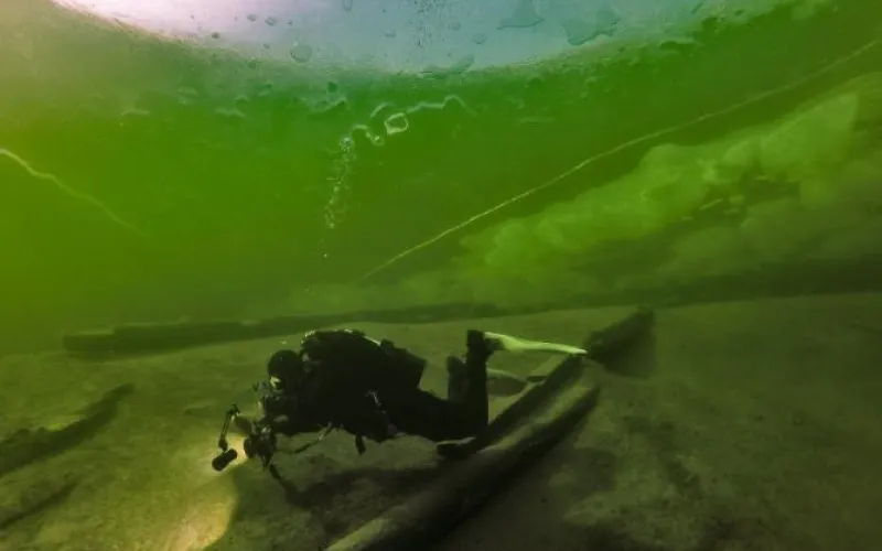 Фото: дайвер совершил зимнее погружение в ледяные воды Телецкого озера