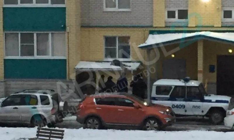 Очевидцы: человек выпал из окна многоэтажки в Барнауле